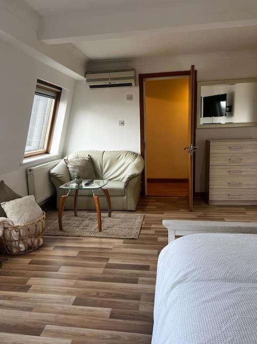 Quirky Studio Flat Selfcontained London Exterior photo